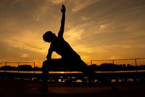 une femme Faire physique des exercices photo