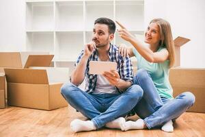 une couple qui déplacé dans une Nouveau maison photo