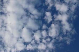 nuages avec fond de ciel bleu photo