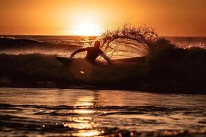 silhouette de surfeur contagieux le vague avec Soleil sur le retour illustration génératif ai photo