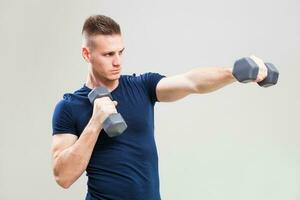 une homme Faire physique des exercices photo