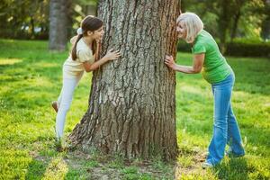 une grand-mère dépenses temps avec sa petite fille photo