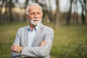 portrait de une Sénior homme d'affaire photo