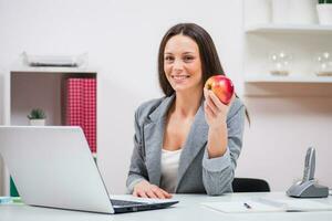 une femme dans sa Bureau photo