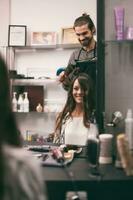 une femme à une cheveux salon photo