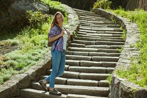 Jeune touristique femme par le escaliers photo