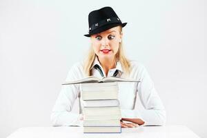 portrait de une femme avec livres photo