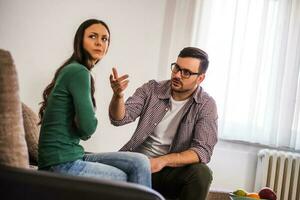 Jeune couple ayant un argument photo