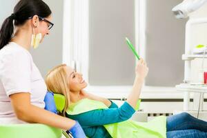 une femme à le dentiste photo