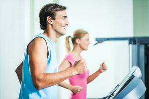 une couple Faire physique des exercices photo