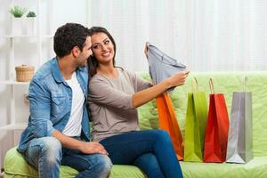 portrait de une Jeune couple échanger cadeaux photo