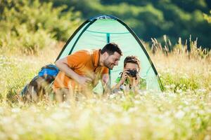 père et fils camping photo