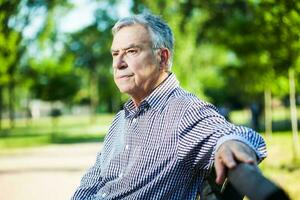 portrait de une Sénior homme sur le parc photo