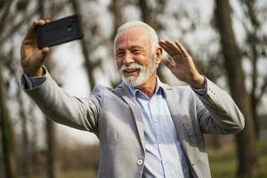 une Sénior homme d'affaire ayant une téléphone conversation photo