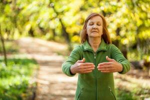 une Sénior femme Faire physique des exercices photo