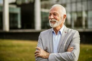 portrait de une Sénior homme d'affaire photo