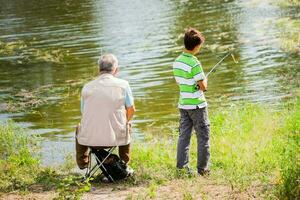 une grand-père et le sien neveu pêche photo