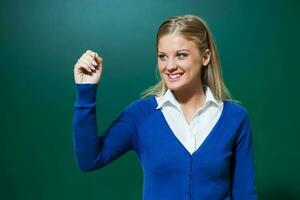 une Université étudiant fille avec une bleu cardigan photo