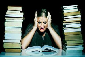 portrait de une stressé femme avec livres photo