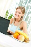 Jeune blond femme avec fruit pour santé et bien-être concept photo