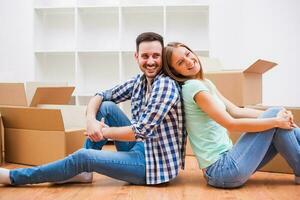 une couple qui déplacé dans une Nouveau maison photo