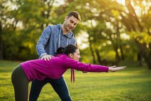 couple exercice ensemble dans le parc photo