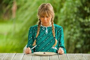 une femme à le table photo