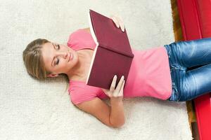 une femme en train de lire photo