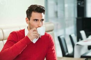 une homme en buvant café photo