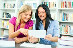 femmes à le bibliothèque photo