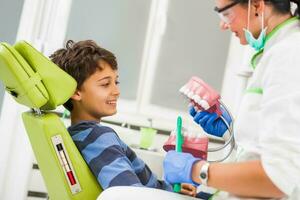 une enfant à le dentiste photo