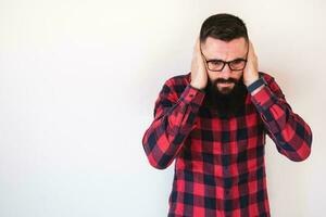 portrait de une homme dans rouge et bleu plaid chemise photo