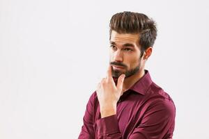 une homme dans une violet chemise photo