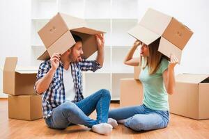 une couple qui déplacé dans une Nouveau maison photo