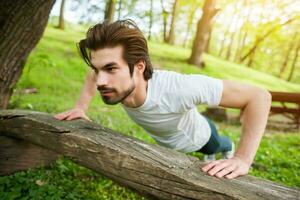 une homme Faire physique des exercices photo