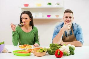 une couple en mangeant ensemble photo