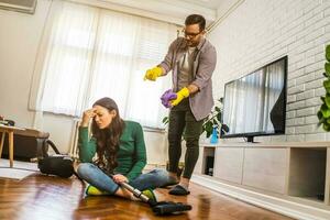 Jeune couple est épuisé de nettoyage leur appartement photo