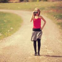 une femme avec une caméra photo