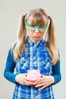 portrait de une femme avec vert des lunettes et une porcin banque photo