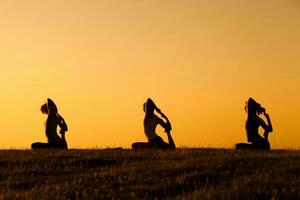 femmes Faire physique des exercices photo