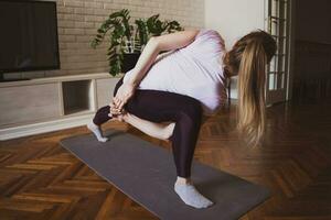 Jeune femme pratiquant pilates et yoga des exercices à Accueil photo