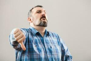 portrait de une homme avec bleu plaid chemise photo