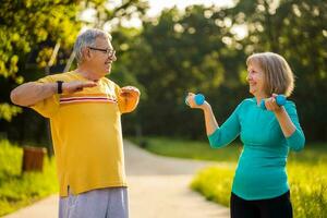 une Sénior couple Faire physique des exercices photo