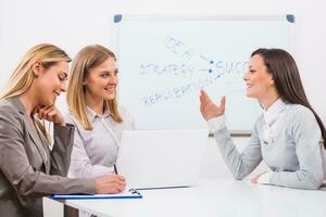 femme d'affaires discuter une affaires stratégie photo