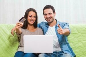 portrait de une Jeune couple avec une Vide planche photo