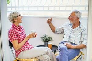 une couple de les personnes âgées ayant une discussion photo