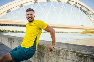 une homme dans une Jaune T-shirt Faire physique des exercices photo