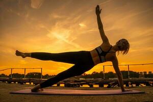 une femme Faire physique des exercices photo