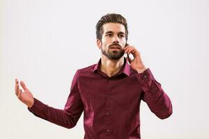 une homme dans une violet chemise sur le téléphone photo