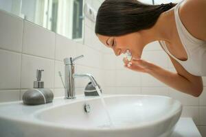 une femme qui prend se soucier de sa les dents photo